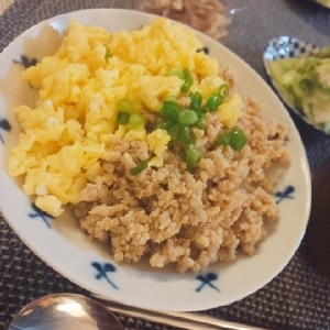 簡単お昼ご飯☆鶏そぼろ丼(2色)